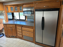 2006 Fleetwood C37 - Preowned Coach Buses