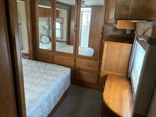 2006 Fleetwood C37 - Preowned Coach Buses