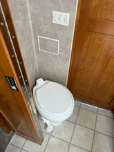 2006 Fleetwood C37 - Preowned Coach Buses